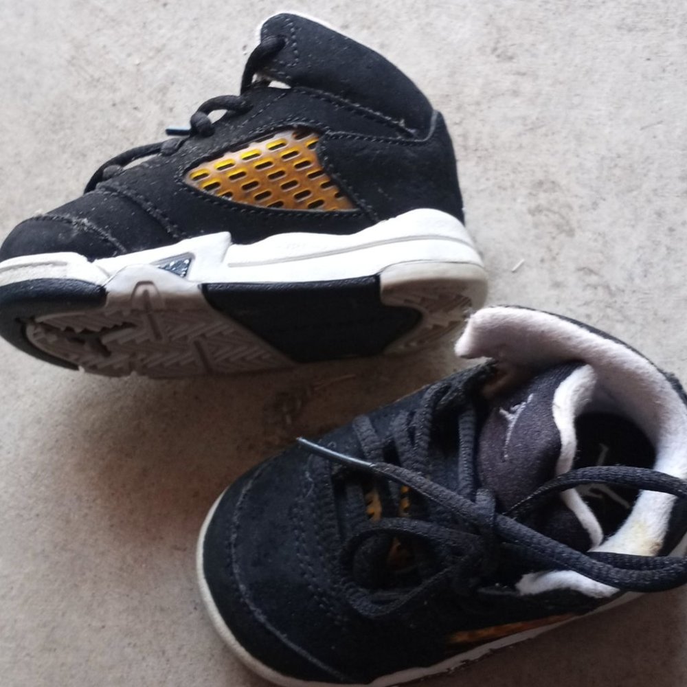 Jordan 5 black metallic gold Boys toddler shoes ( Size 6c)